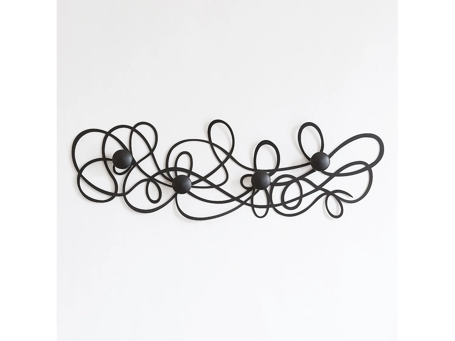 Wieszak ścienny Doodle 77×25 cm, czarny, żelazny, z gałkami – nowoczesny design z przeplatającymi się liniami – montowany na ścianie – wyprodukowano we Włoszech 4142533